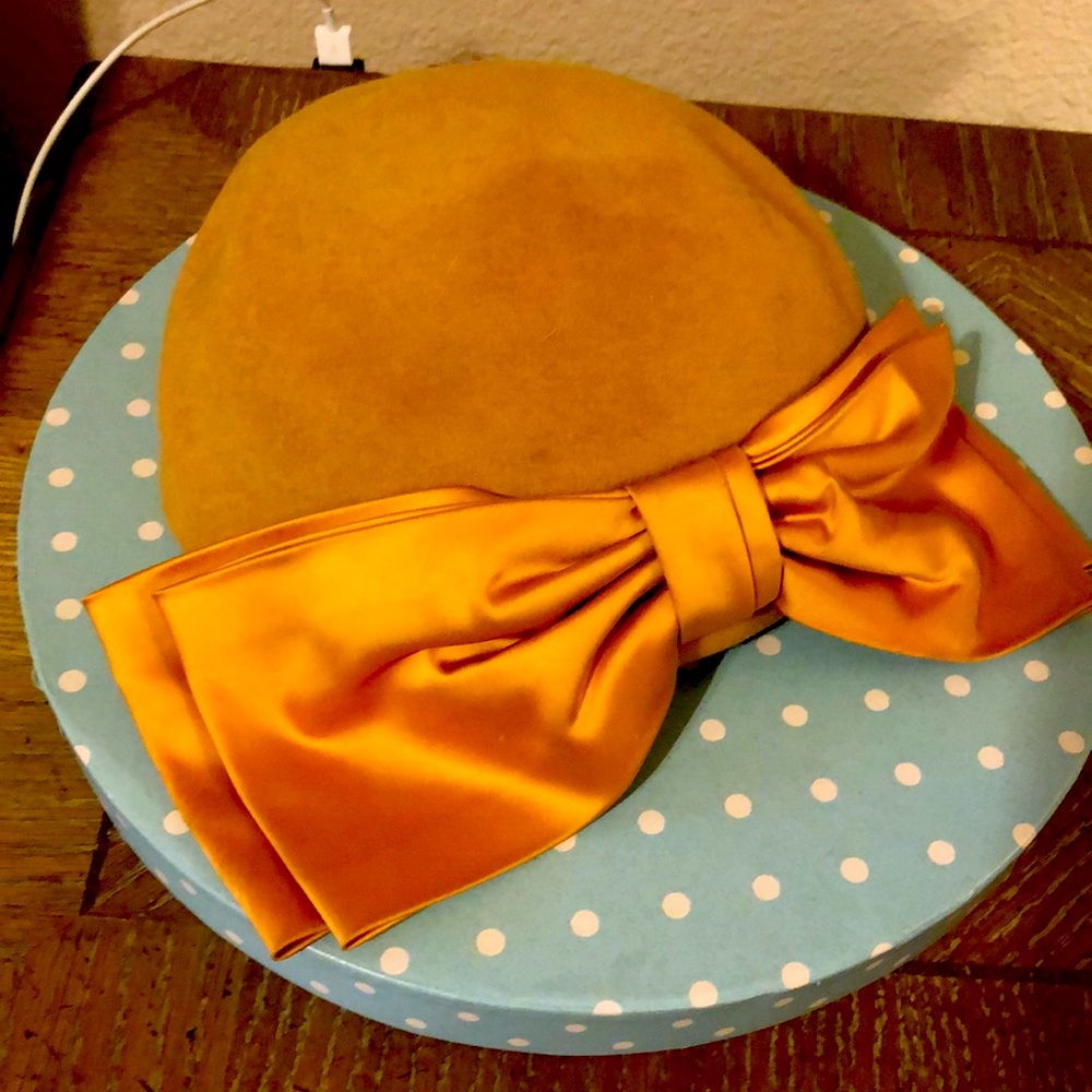 Vintage mustard pillbox hat with bow !